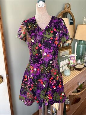VINTAGE Women’s V-Neck Short Sleeve Floral Swing Dress in Purple & Olive